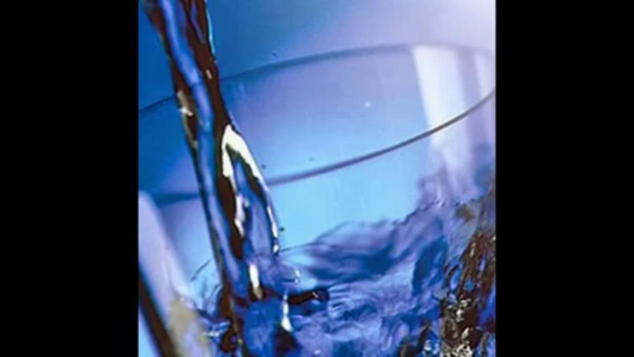 Acqua blu solarizzata: proprietà, come farla in casa