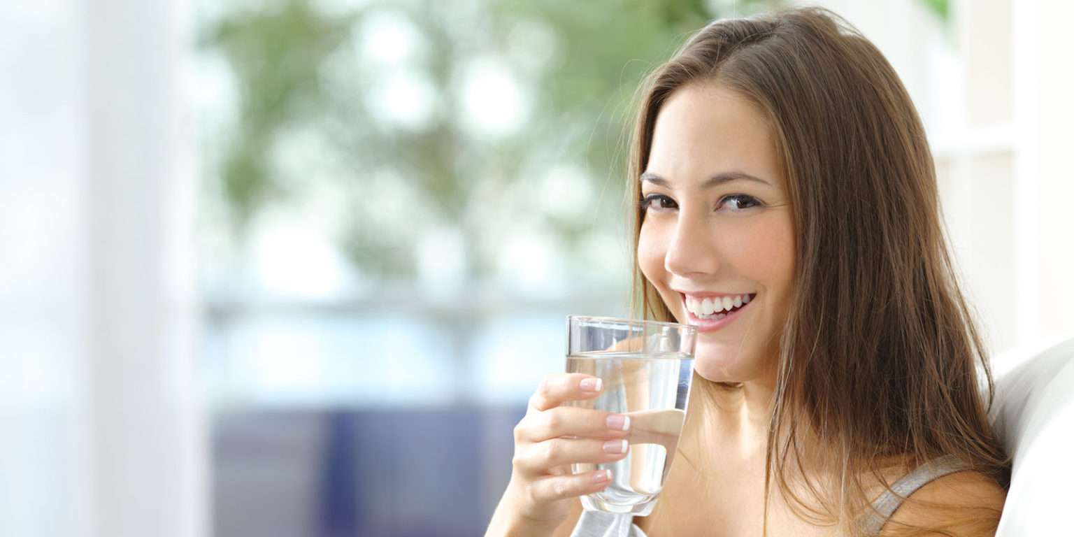 Bere acqua appena svegli: segreto di benessere